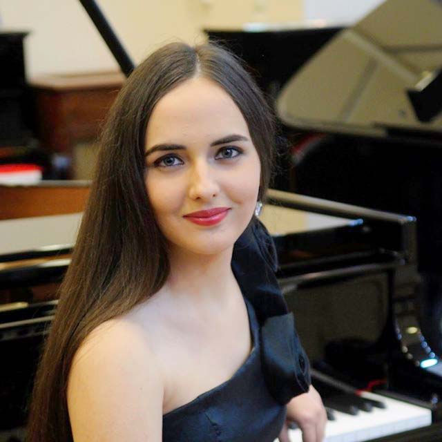 Ivett Gyöngyösi concert pianist