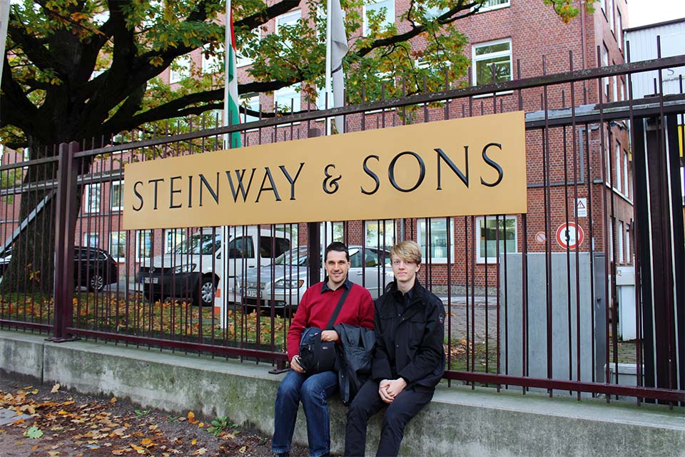 Steinway & Sons Hamburg | Juhász Balázs és Bodolai Ádám a gyár kerítésénél