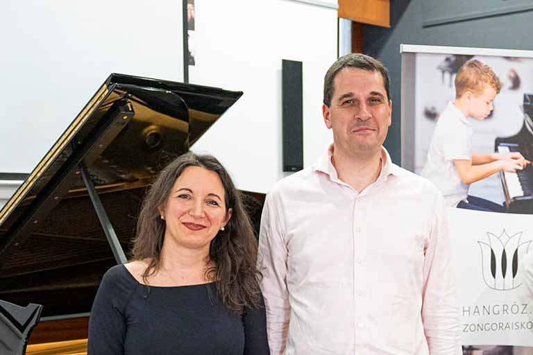 Bonnyai Apolka zongoraművész és Juhász Balázs zongoratanár